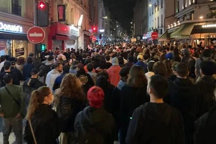  Bầu cử vòng 1 Quốc hội Pháp: Đảng cực hữu RN tạm dẫn đầu ảnh 1 Tuần hành tại Paris tối 30/6 để kêu gọi thành lập "Mặt trận Cộng hòa" nhằm ngăn chặn đảng cực hữu RN. (Ảnh: Le Monde)