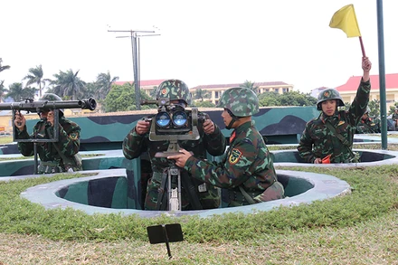 Cán bộ, chiến sĩ phân đội trực chiến thuộc Lữ đoàn 214 (Quân khu 3) duy trì chặt chẽ nền nếp trực sẵn sàng chiến đấu trong dịp Tết.