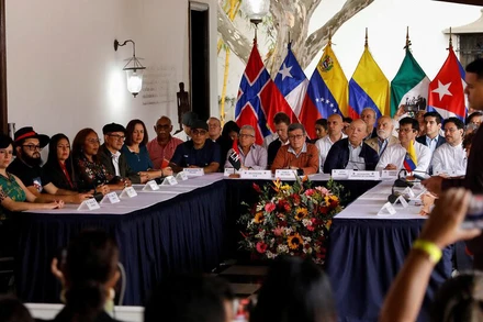 Cuộc họp báo công bố về vòng đàm phán hoà bình giữa chính phủ Colombia và nhóm ELN, tại Caracas (Venezuela) ngày 21/1/2023. (Ảnh Reuters)