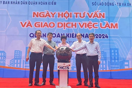 Các đại biểu ấn nút khai mạc Ngày hội tư vấn và giao dịch việc làm quận Hoàn Kiếm năm 2024. (Ảnh: THU DUYÊN)