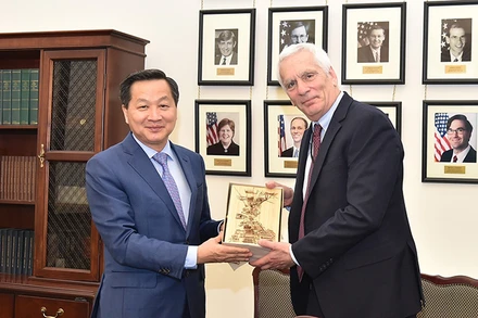 Phó Thủ tướng Lê Minh Khái gặp Chủ tịch Hội đồng Cố vấn kinh tế quốc gia thuộc Nhà trắng J.Bernstein. Ảnh VGP