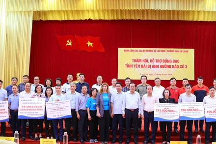 Bộ trưởng Đào Ngọc Dung cùng đoàn công tác trao hỗ trợ làm nhà cho các gia đình bị ảnh hưởng bởi bão số 3 tại Yên Bái. (Ảnh: Molisa)