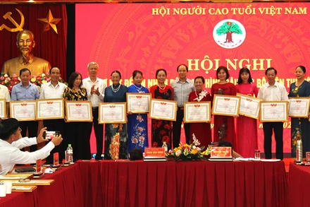 Trung ương Hội Người cao tuổi Việt Nam khen thưởng các tập thể và cá nhân đã có thành tích xuất sắc thực hiện Đề án 1336.