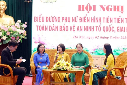 Giao lưu với gương phụ nữ điển hình tiên tiến trong phong trào toàn dân bảo vệ an ninh Tổ quốc.