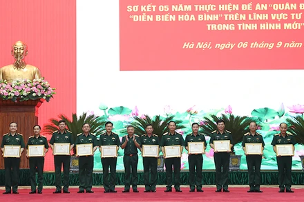 Trao Bằng khen của Bộ trưởng Quốc phòng tặng các tập thể, cá nhân có thành tích xuất sắc trong thực hiện Đề án. (Ảnh: MOD)