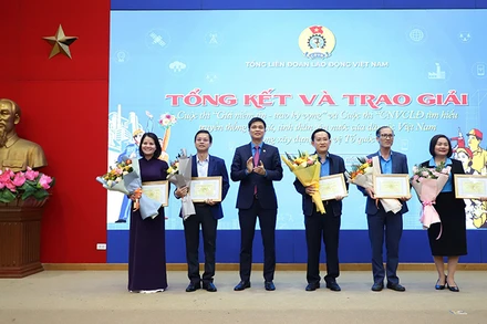 Đồng chí Ngọ Duy Hiểu trao thưởng cho các đơn vị đoạt giải cao tại cuộc thi của Tổng Liên đoàn Lao động Việt Nam (Ảnh: Mai Quý)