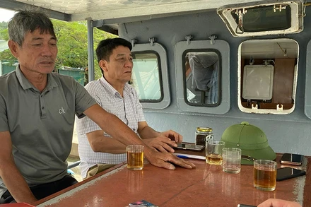 Cán bộ Trạm kiểm ngư Lạch Bạng phổ biến pháp luật về chống khai thác IUU cho ngư dân thị xã Nghi Sơn, tỉnh Thanh Hóa. 