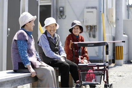 Các cụ bà đang trò chuyện tại tỉnh Kumamoto, tháng 4-2018. (Ảnh: Kyodo News)