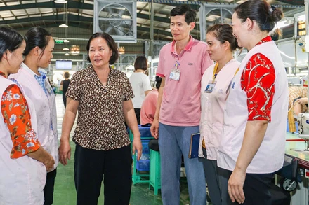 Ðại diện lãnh đạo Công ty cổ phần Thương mại tổng hợp Vĩnh Thịnh (huyện Tam Dương, tỉnh Vĩnh Phúc) tuyên truyền, phổ biến, giáo dục pháp luật đến người lao động tại phân xưởng. (Ảnh TRÀ HƯƠNG)