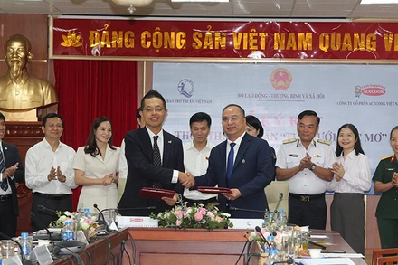 Ký thỏa thuận thực hiện dự án “Thả lưới ước mơ”. (Ảnh: NFVC)