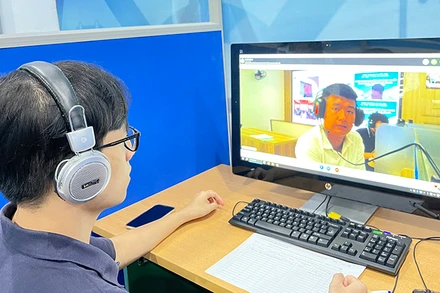 Lao động tham gia phỏng vấn trực tuyến tại phiên giao dịch việc làm. (Ảnh: HCES)