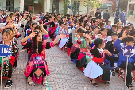 Học sinh trường Trường phổ thông dân tộc nội trú trung học phổ thông huyện Tủa Chùa trong giờ sinh hoạt dưới cờ.