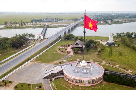 Cụm di tích đôi bờ Hiền Lương nhìn từ bờ bắc nơi cắm cột cờ giới tuyến. (Ảnh: THÀNH ĐẠT)