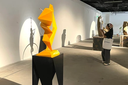 Tác phẩm điêu khắc trưng bày tại VCCA (Hà Nội),