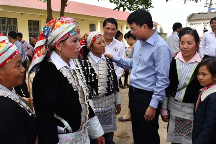 Bí thư Tỉnh ủy Đặng Xuân Phong trò chuyện với đồng bào dân tộc thiểu số xã A Mú Sung, Bát Xát.