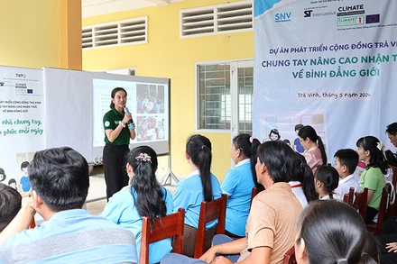 Cán bộ dự án CDP Trà Vinh chia sẻ về hoạt động nâng cao nhận thức về bình đẳng giới cho các gia đình, tháng 5/2024. (Ảnh SNV).