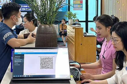 Chuyển đổi số mở ra hướng phát triển mới, đồng thời nâng cao chất lượng phục vụ người bệnh. (Trong ảnh: Bệnh nhân thanh toán viện phí không dùng tiền mặt ở Bệnh viện đa khoa Nông nghiệp).