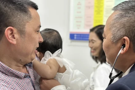 Khám cho trẻ tại Khoa Nhi (Bệnh viện Đại học Y Hà Nội). Ảnh: nhandan.vn 