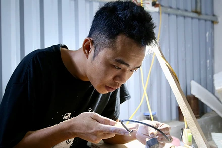 Lao động tại làng nghề khảm trai Chuyên Mỹ, huyện Phú Xuyên, Hà Nội. (Ảnh: DUY KHÁNH)