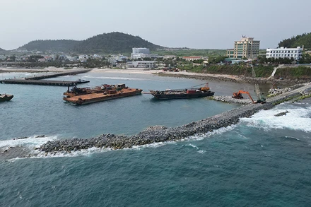  Hệ thống hạ tầng cảng Bến Đình và đê chắn sóng được đầu tư tổng vốn gần 510 tỷ đồng để tiếp nhận tàu thuyền tuyến Sa Kỳ-Lý Sơn, phục vụ phát triển kinh tế-xã hội huyện đảo Lý Sơn.