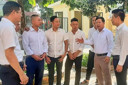 Lãnh đạo Ban Tổ chức Tỉnh ủy Nghệ An và Thị ủy Hoàng Mai trò chuyện với các đảng viên Chi bộ Hội nghề cá Quỳnh Lập. (Ảnh: THÀNH CƯỜNG)