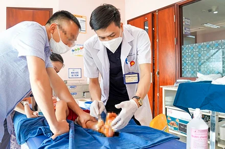 Điều trị cho trẻ em bị tai nạn dập nát chân do cửa trượt tự động tại Bệnh viện Nhi trung ương. (Ảnh VNNCH)