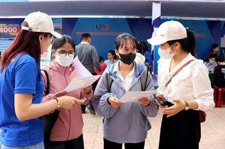 Các bạn trẻ tìm hiểu thông tin về ngành/nghề tại Ngày hội việc làm tỉnh Quảng Ngãi, tháng 2/2024. (Ảnh: HIỂN CỪ)