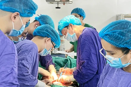 Các bác sĩ Bệnh viện Ung bướu Hà Nội phẫu thuật cho bệnh nhân ung thư. (Ảnh HOÀNG HƯƠNG)