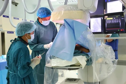 Các bác sĩ Khoa Can thiệp - Tim mạch, Bệnh viện đa khoa tỉnh Ninh Thuận, phẫu thuật cho bệnh nhân. (Ảnh minh họa: nhandan.vn)