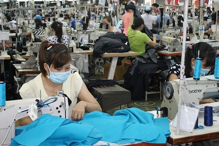 Lao động tại Công ty cổ phần Đồng Tiến. (Ảnh: HOÀNG ANH)