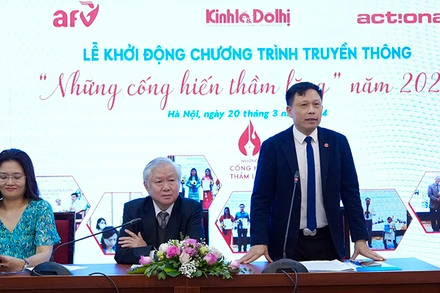 Ban tổ chức trao đổi tại lễ phát động chương trình truyền thông "Những cống hiến thầm lặng" năm 2024.