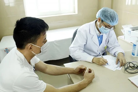 Tư vấn cho người bệnh tại Bệnh viện K. (Ảnh: nhandan.vn)