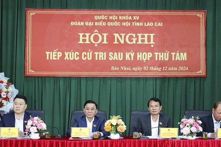 Đồng chí Trần Cẩm Tú và đoàn đại biểu Quốc hội tỉnh Lào Cai tại buổi tiếp xúc cử tri. (Ảnh: https://ubkttw.vn/)