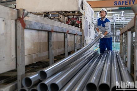 Người lao động ở Công ty Tân Á - Đại Thành. (Ảnh: SƠN TÙNG)