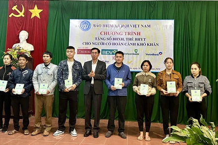 Phó Tổng Giám đốc Bảo hiểm xã hội Đào Việt Ánh trao tặng thẻ bảo hiểm y tế, sổ bảo hiểm xã hội cho người dân có hoàn cảnh khó khăn ở huyện Tân Yên, tỉnh Bắc Giang, tháng 1/2024. (Ảnh: VSS)
