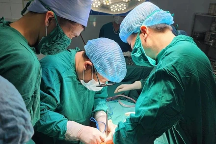 Một ca phẫu thuật ở Bệnh viện đa khoa huyện Kiến Xương, tỉnh Thái Bình. (Ảnh: BVCC)