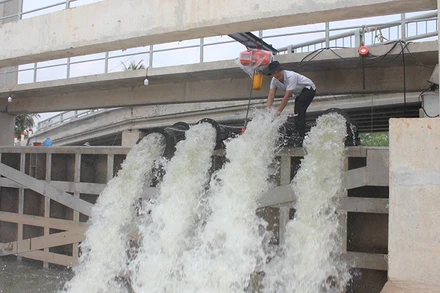 Bến Tre tập trung trữ nước ngọt để ứng phó hạn hán, xâm nhập mặn. (Ảnh: HOÀNG TRUNG)