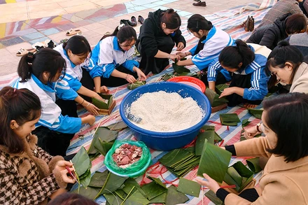 Học sinh trường Phổ thông Dân tộc nội trú, Trung học phổ thông Nậm Pồ gói bánh chưng gửi đồng bào nghèo vùng biên viễn Điện Biên. Ảnh: THÀNH ĐẠT
