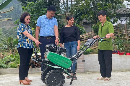 Hỗ trợ máy sản xuất cho nông dân nghèo xã Hồng Ca, huyện Trấn Yên, tỉnh Yên Bái. (Ảnh: THANH SƠN)