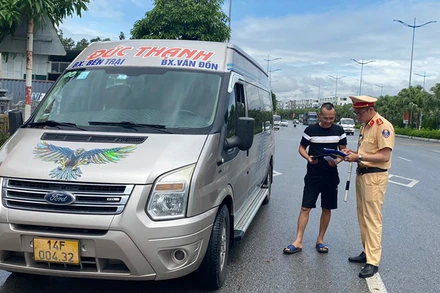 Cảnh sát giao thông, Công an tỉnh Quảng Ninh tăng cường kiểm tra, xử phạt các trường hợp vi phạm tốc độ và nồng độ cồn. 