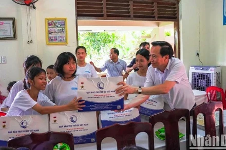 Lãnh đạo Bộ Lao động-Thương binh và Xã hội tặng quà cho trẻ em tại Làng trẻ em SOS Huế, ngày 1/6/2024. (Ảnh: CÔNG HẬU - MAI CƯỜNG)
