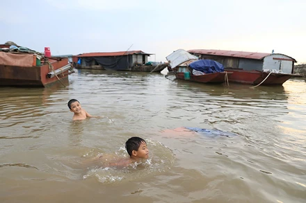 Trẻ em tập bơi tại làng chài Văn Đức, xã Văn Đức, huyện Gia Lâm, Hà Nội. (Ảnh THÀNH ĐẠT)