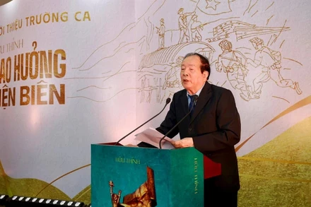 Nhà thơ Hữu Thỉnh tại buổi ra mắt Trường ca Giao hưởng Điện Biên”. (Ảnh: Sài Gòn giải phóng)
