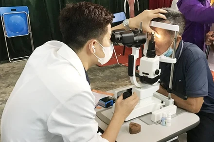 Khám mắt cho người dân ở huyện Ba Vì tại Ngày hội Y tế cơ sở phòng, chống bệnh không lây nhiễm - đái tháo đường, tăng huyết áp, tháng 11/2023. (Ảnh: nhandan.vn)