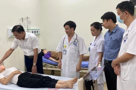 Các bác sĩ chăm sóc bệnh nhân bi ngộ độc tại Bệnh viện đa khoa tỉnh Vĩnh Phúc. (Ảnh: HỒNG HÀ)