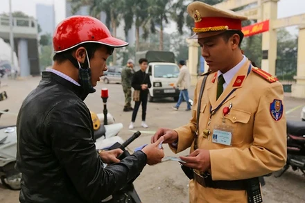 Bộ Công an đề xuất quy định mới về điểm, trừ điểm giấy phép lái xe trong dự thảo Luật Trật tự, an toàn giao thông đường bộ. (Ảnh TUẤN TRUNG)