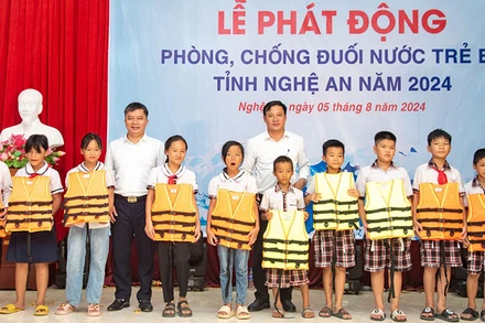 Tặng áo phao cho học sinh có hoàn cảnh khó khăn sống gần vùng sông, biển ở huyện Diễn Châu tại lễ phát động phòng, chống đuối nước trẻ em trên địa bàn tỉnh Nghệ An năm 2024, ngày 5/8/2024. (Ảnh: Báo Nghệ An)