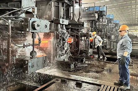 Dây chuyền sản xuất thép tại Nhà máy cán thép Thái Nguyên (thuộc Công ty cổ phần Gang thép Thái Nguyên). Ảnh MINH KHÔI