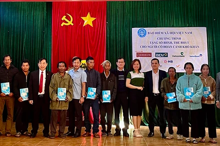 Trao tặng thẻ bảo hiểm y tế tặng người dân tộc thiểu số có hoàn cảnh khó khăn ở xã Đak Krong, huyện Đak Đoa, tỉnh Gia Lai. (Ảnh: Ban tổ chức)