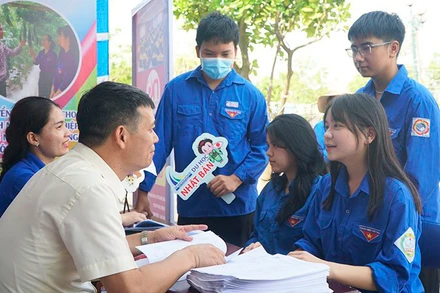 Học sinh, sinh viên tìm hiểu thông tin về nghề nghiệp tại các ngày hội, chương trình tư vấn, giới thiệu việc làm do Đoàn Thanh niên các cấp triển khai. (Ảnh: Trung ương Đoàn cung cấp)